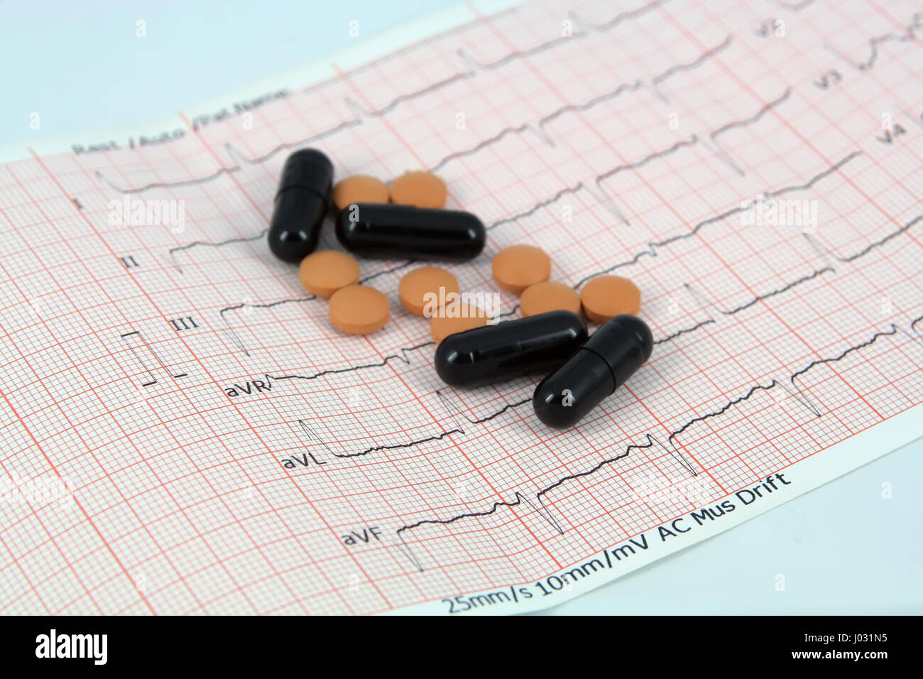 Medizinische Pillen und Elektrokardiogramm. ECG-Band und Pillen. Stockfoto