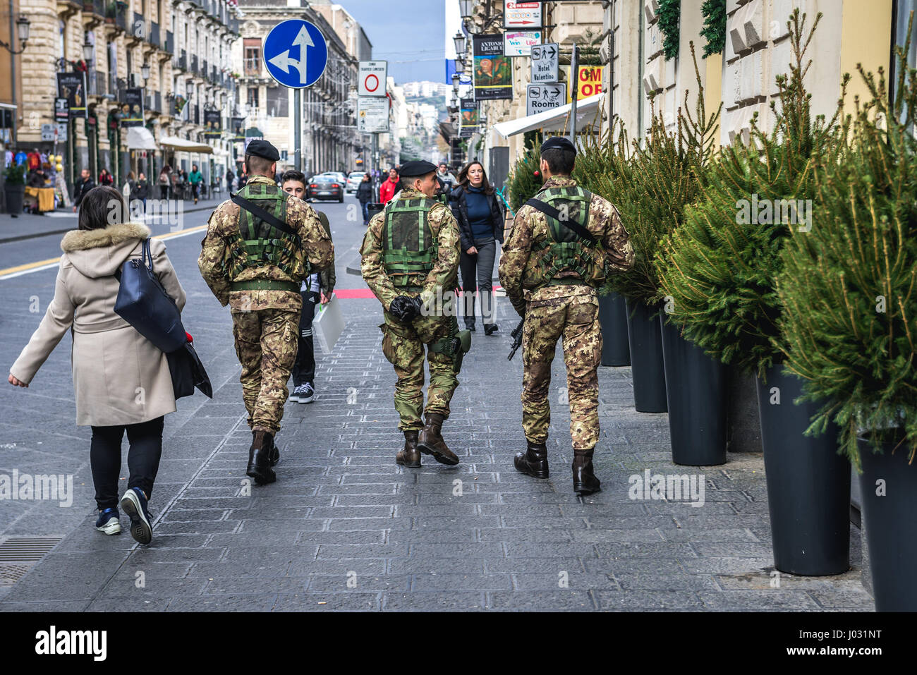 Drei Soldaten patrouillieren auf Via Etnea, einer der Hauptstraßen in der Stadt Catania auf der Ostseite der Insel Sizilien, Italien Stockfoto