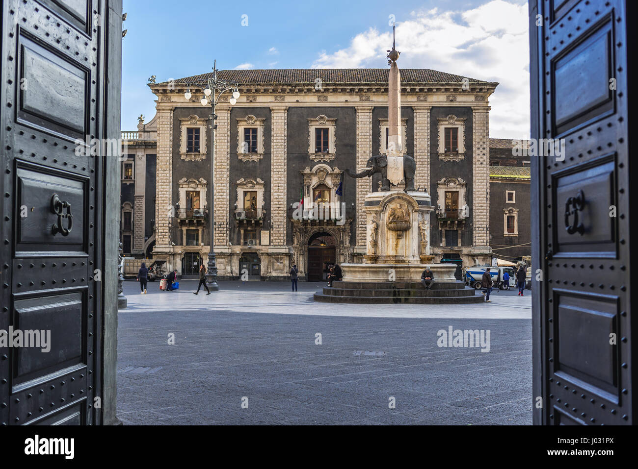 Veiw vom Tor des Rathauses am Domplatz mit Elefantenbrunnen und Palast des Seminars von den Klerikern in Catania Stadt Insel Sizilien, Italien Stockfoto