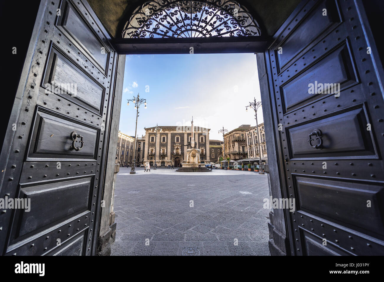 Veiw vom Tor des Rathauses am Domplatz mit Elefantenbrunnen und Palast des Seminars von den Klerikern in Catania Stadt Insel Sizilien, Italien Stockfoto