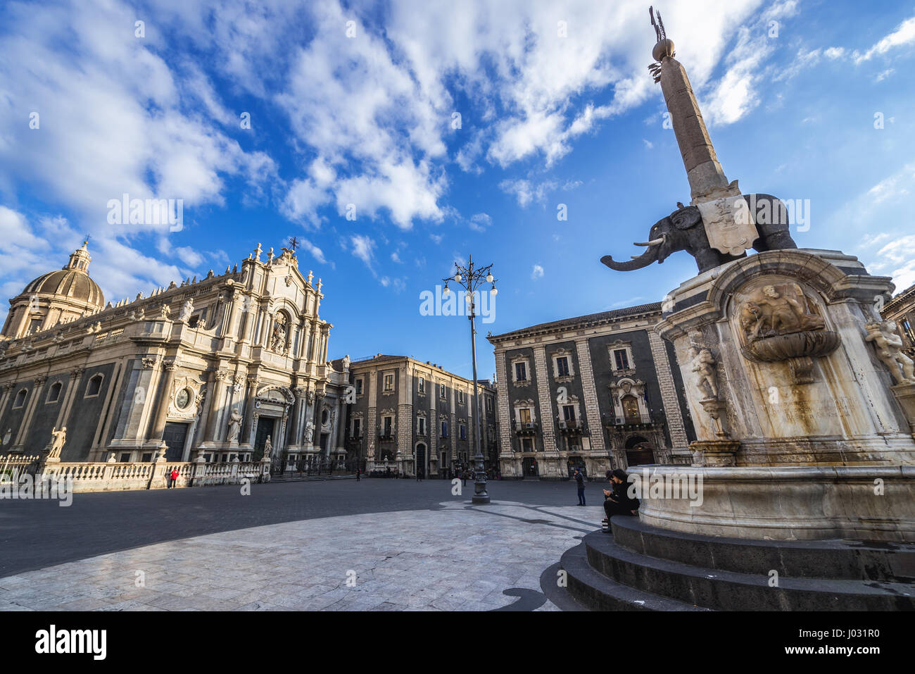 18. Jahrhundert Elefantenbrunnen (auch genannt u Liotru) am Domplatz (Piazza del Duomo), Symbol von Catania, Sizilien, Italien. Ansicht mit Kathedrale Stockfoto