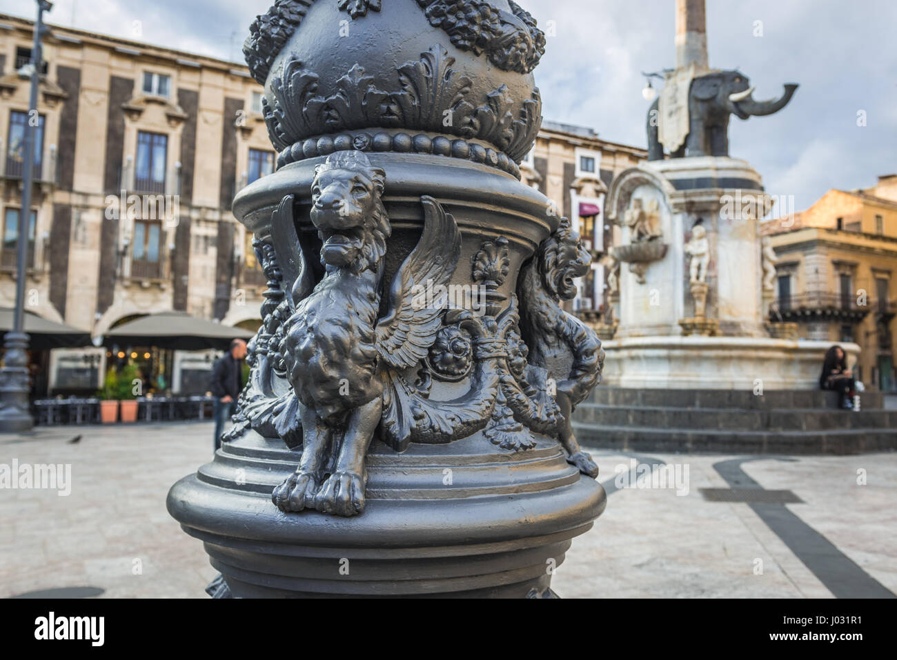 Geflügelten Löwen auf einer Laterne am Domplatz in Stadt Catania, Ostseite der Insel Sizilien, Italien. Elefantenbrunnen auf bcakground Stockfoto