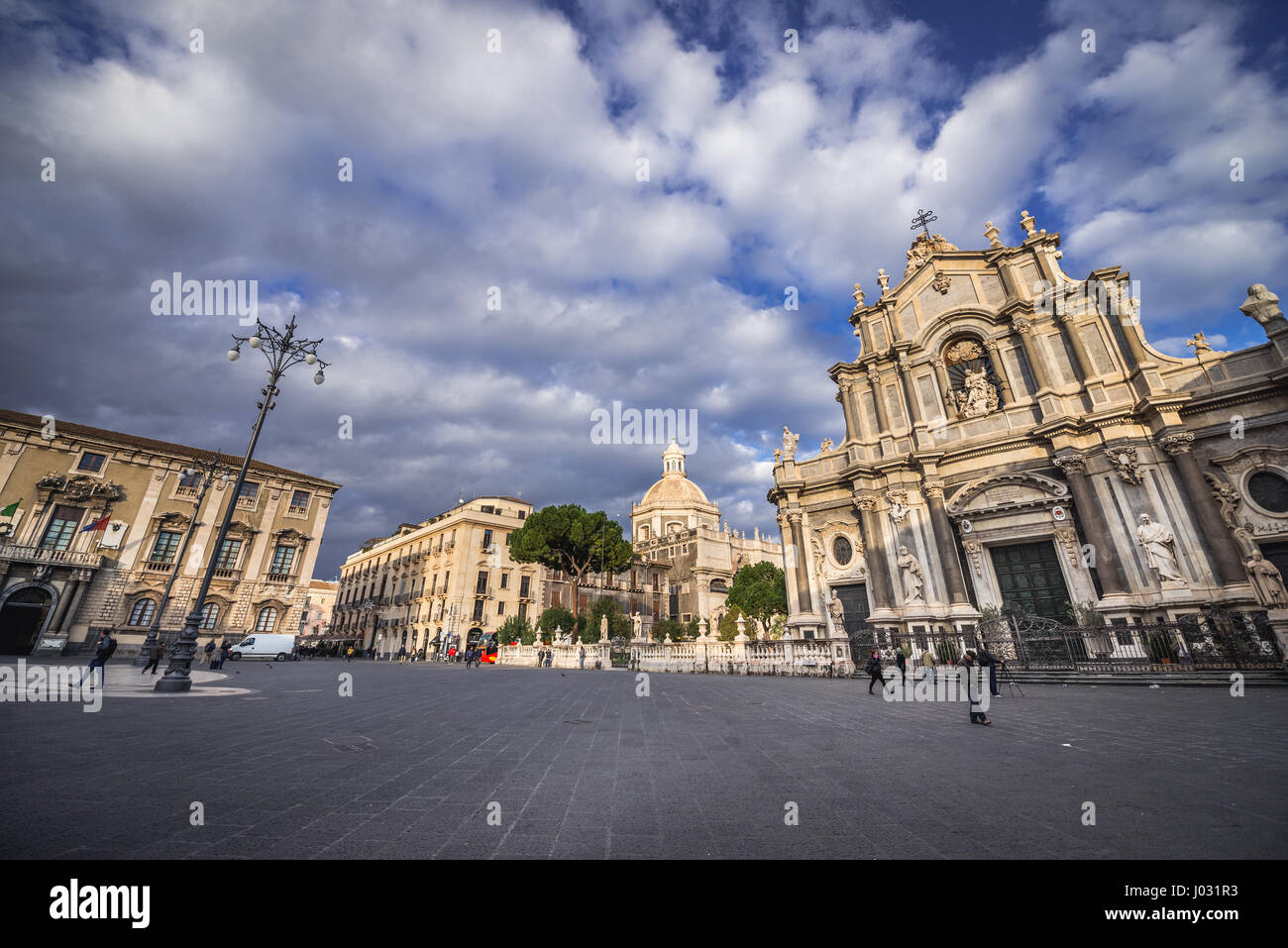 Römisch-katholisch Metropolitan Kathedrale von St. Agatha am Domplatz in Catania Stadt auf der Insel Sizilien. Elefanten-Palast auf der linken Seite Stockfoto