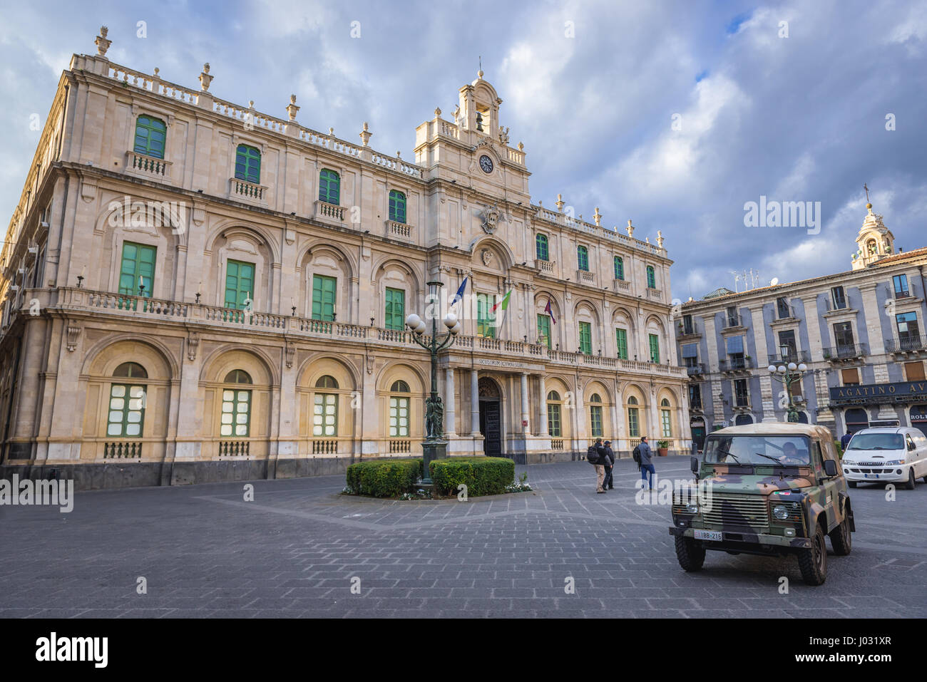 Palast der Universität (Palazzo dell'Universita) am Universitätsplatz (Piazza Universita) in Catania Stadt auf der Ostseite der Insel Sizilien, Italien Stockfoto