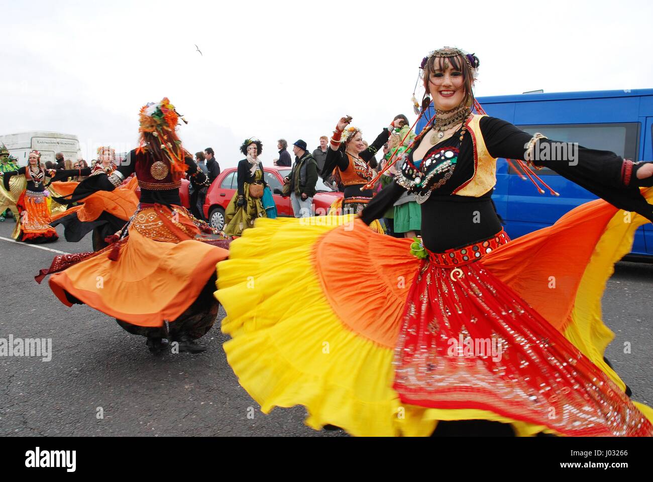 Tänzer während der Parade auf dem westlichen Hügel beim jährlichen Jack In The Green Festival in Hastings in East Sussex, England am 7. Mai 2012. Stockfoto