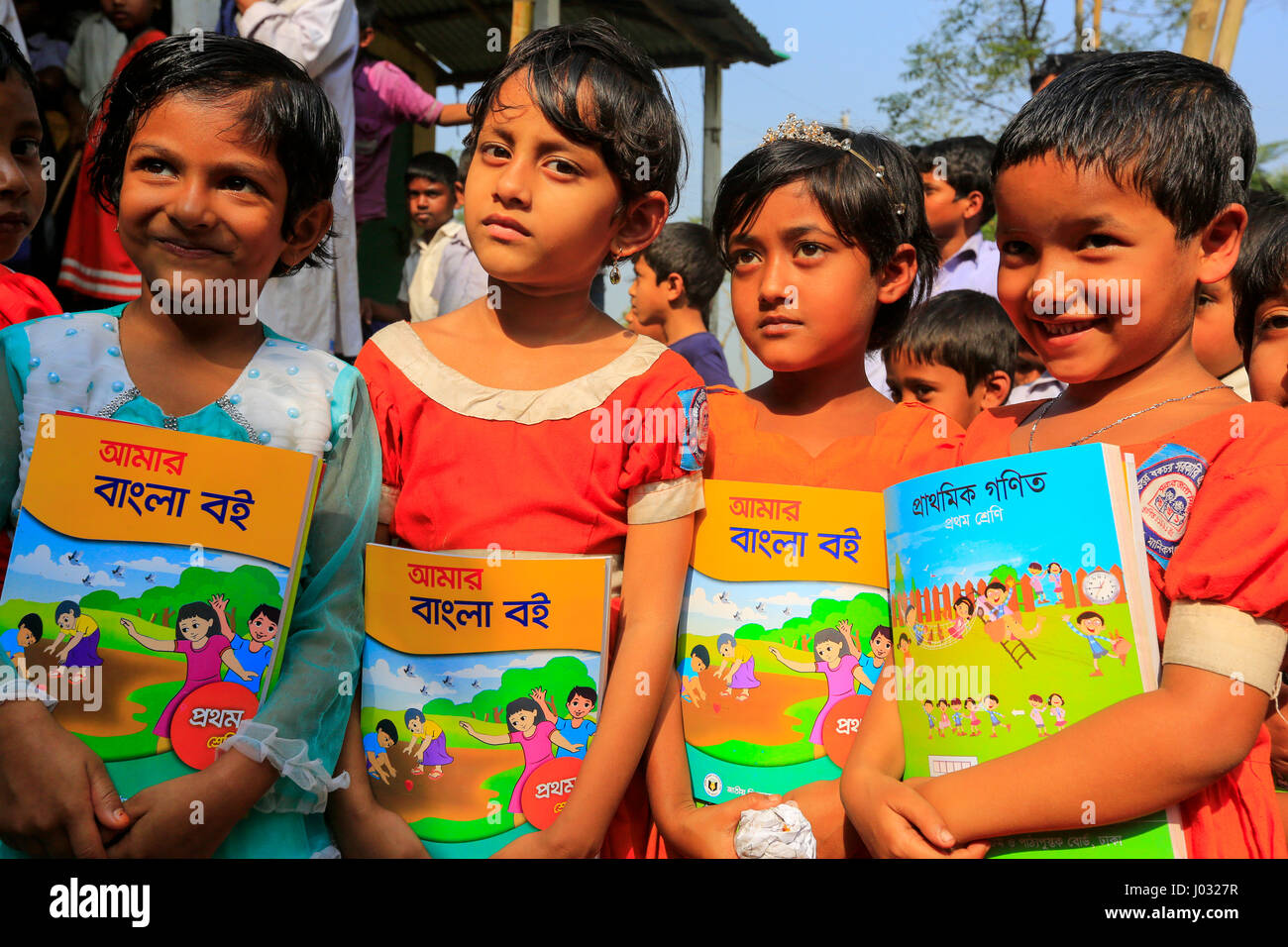 Studenten halten neue Lehrbücher, von Primär- und Bildungsministerium Masse verteilt. Manikganj, Bangladesch. Stockfoto