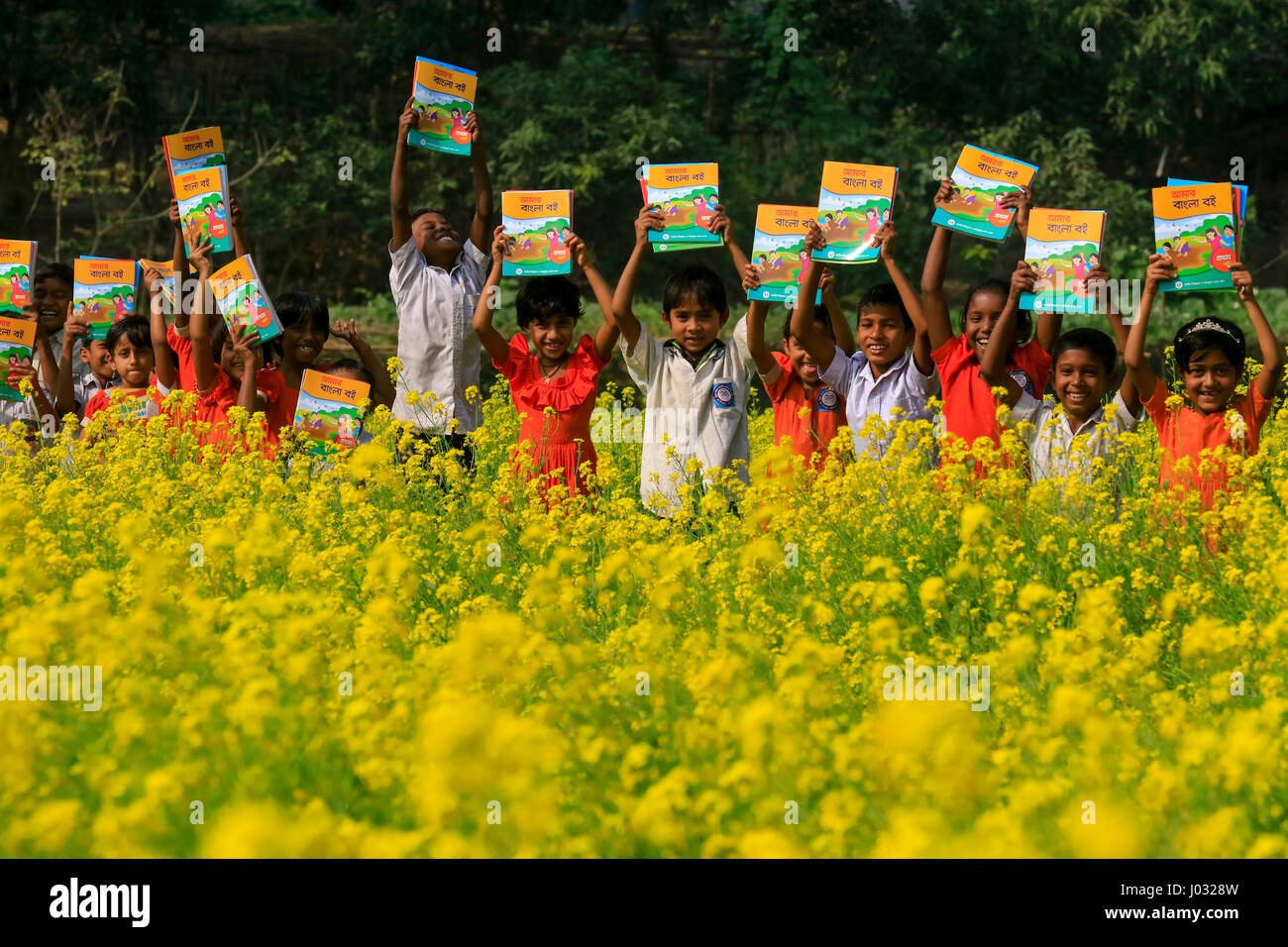 Studenten feiern, wie sie ihre neue Lehrbücher für neue Klassen am Singair in Manikganj, Bangladesch zu bekommen. Stockfoto