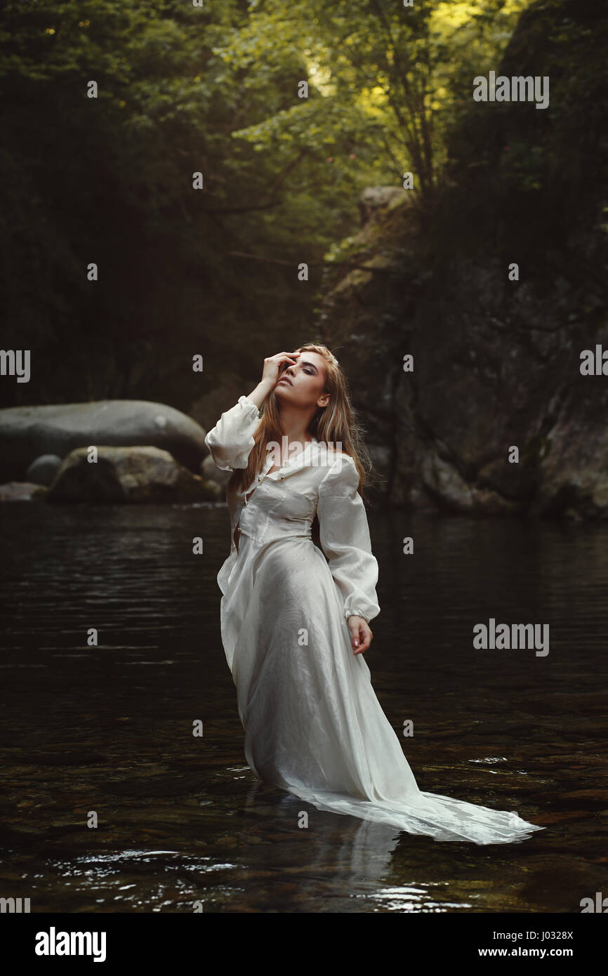 Junger Wald Maiden in mystischen Gewässern. Dunkle Hölzer Stockfoto