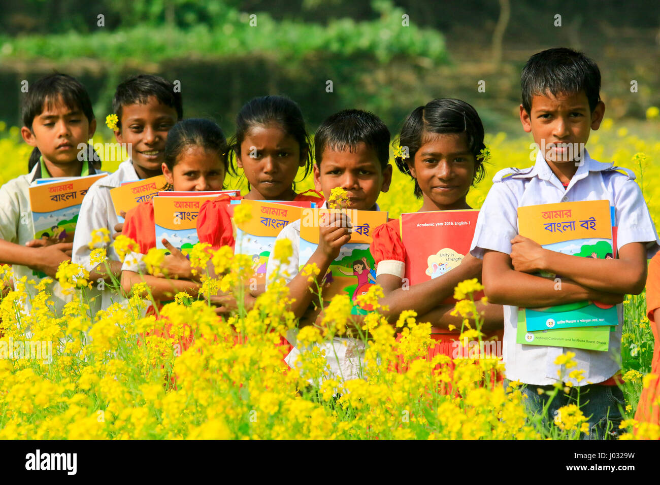 Studenten in Manikganjs Singair sind begeistert, nachdem sie neue Lehrbücher dieses Jahres bekommen. Stockfoto