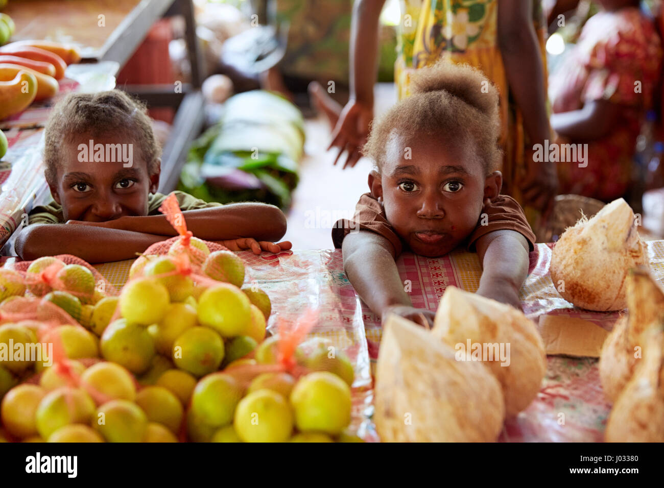 Kinder auf dem Hauptmarkt in Port Vila, Insel Efate, Vanuatu Stockfoto