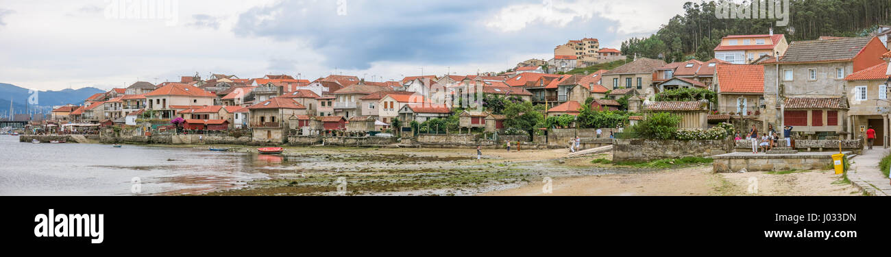 Malerische Aussicht im Combarro, spanischen Fischerdorf in der Nähe von Pontevedra, Galicien, Nordspanien Stockfoto