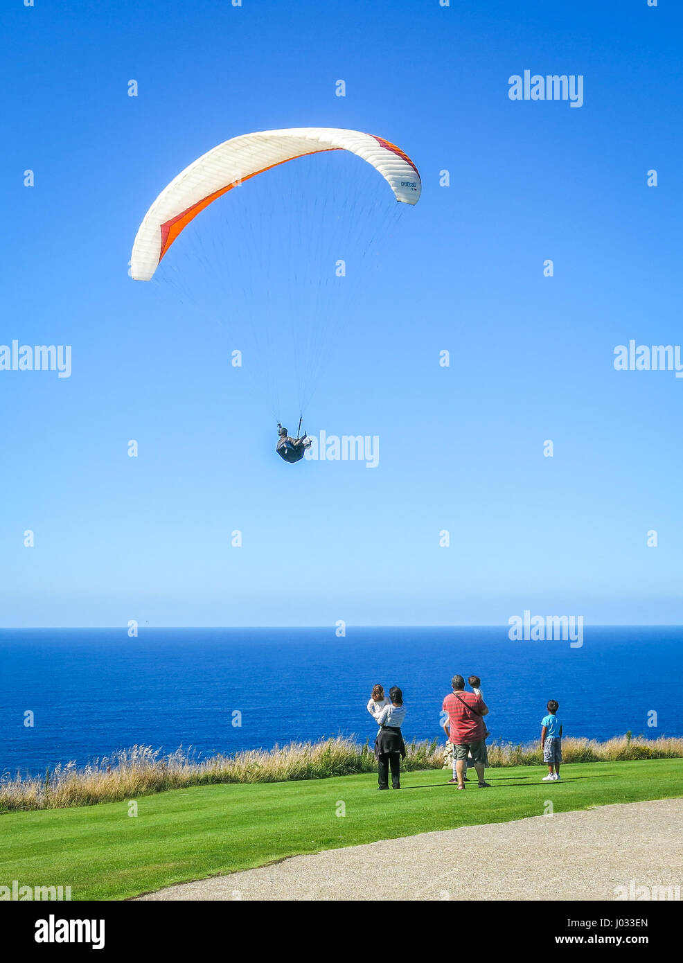 Paragliding in Monte San Pedro auf einen Sommer Nachmittag, A Coruna, Galicien, August-14-2014 Stockfoto