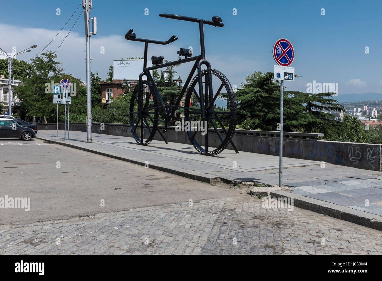 Riesen schwarze Fahrrad Skulptur in Tiflis (Tbilissi), Georgien, Osteuropa. Stockfoto