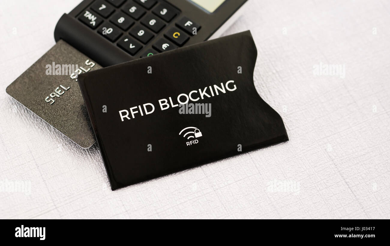 RFID-Schutzhülse für sichere Kreditkarte von drahtlosen stehlen TAN- Generator mit Karte am Mittelweg Stockfotografie - Alamy