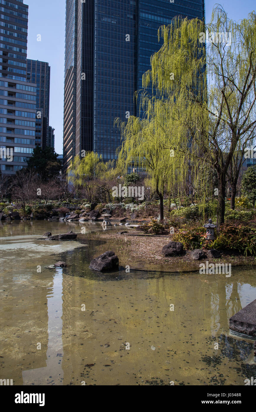 Hinokicho Park, wird von der Minato-Ku Tokyo östlich von Tokyo Midtown Garten gepflegt. Hinokicho war einst Azabu Residenz für der Garten zugeordnet Stockfoto