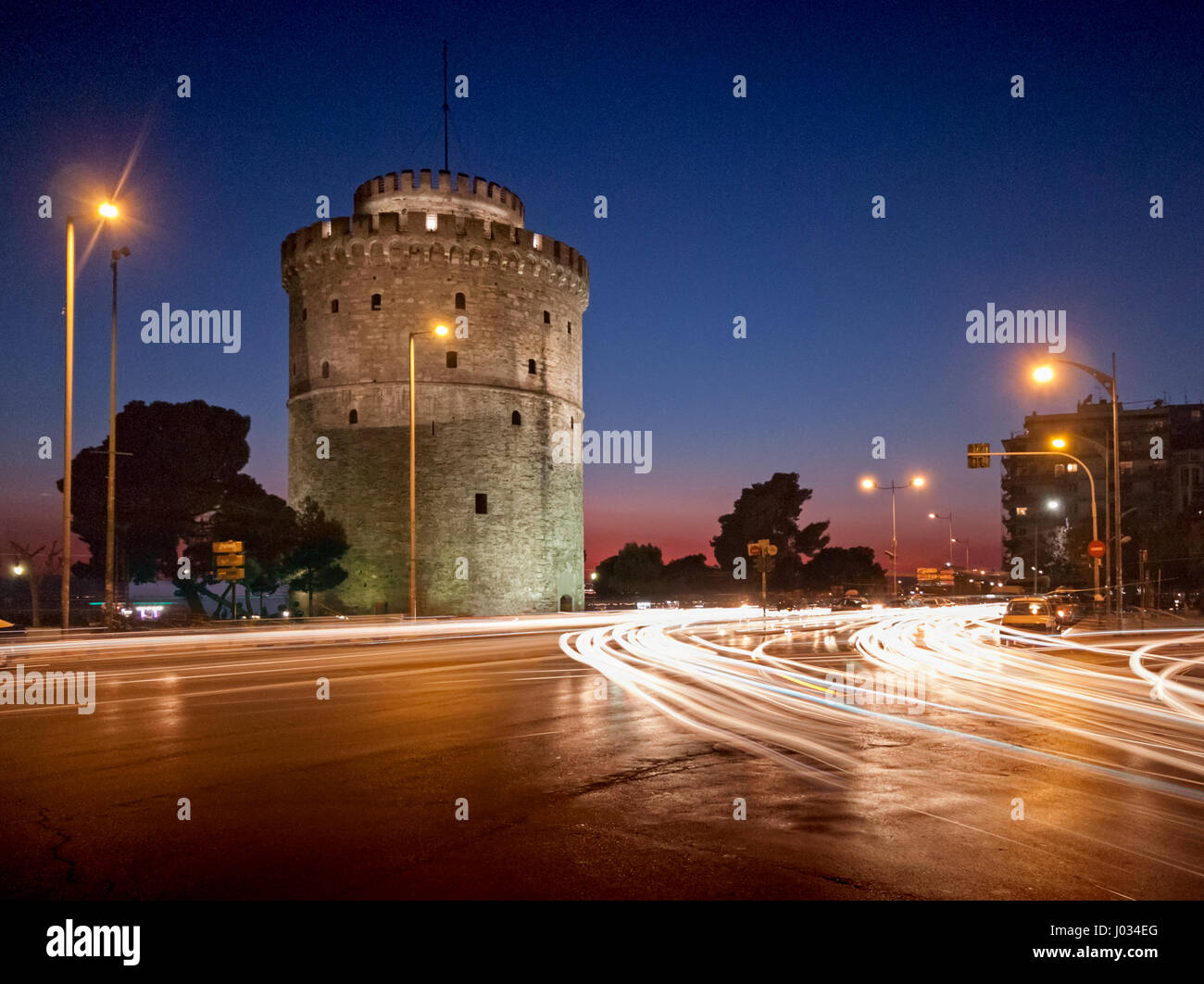 Der weiße Turm von Thessaloniki während der blauen Stunde Stockfoto