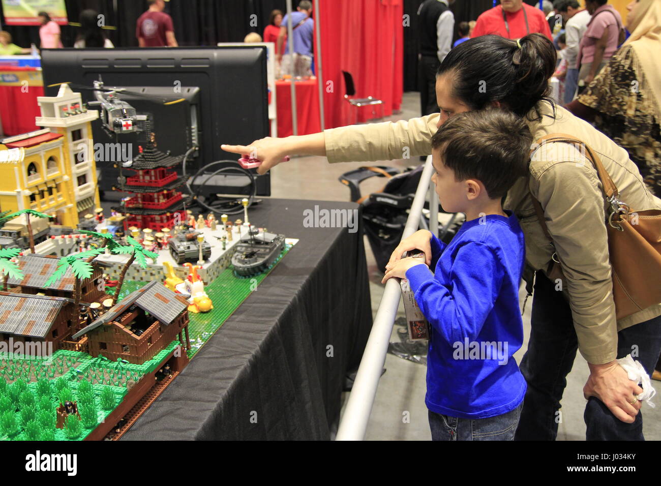 Mutter und Sohn im Jahr 2017 Lego Konvention Raleigh North Carolina Stockfoto