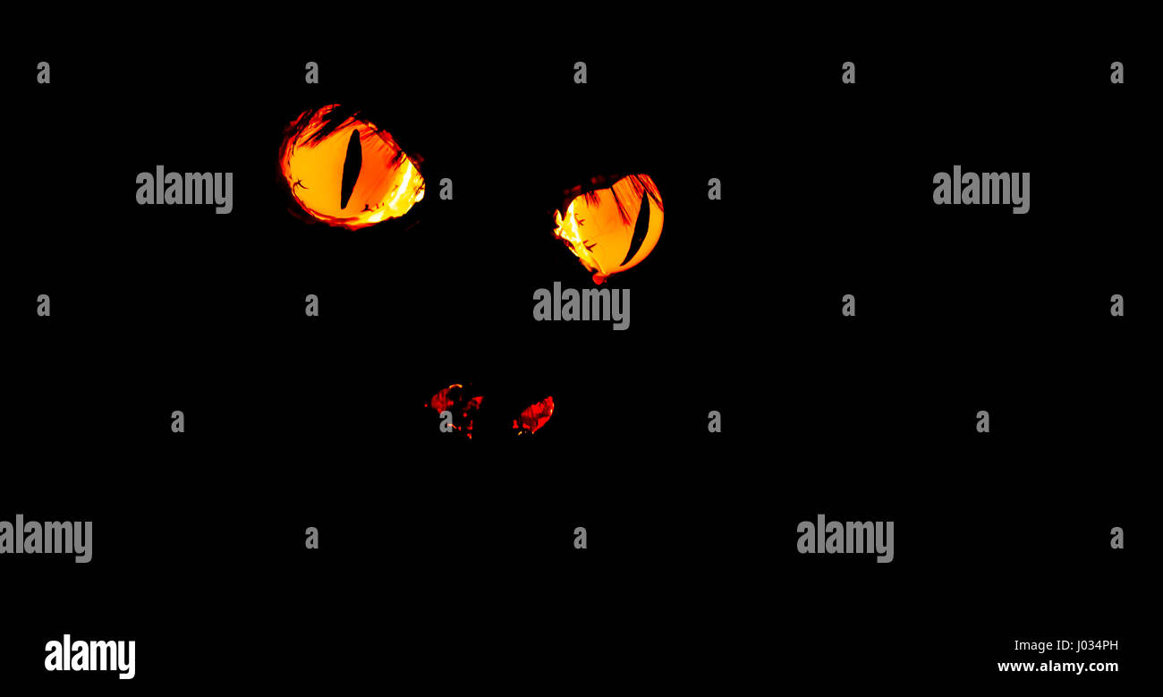 Gruseliges Monster Gesicht mit glühenden Augen und Nase Stockfoto