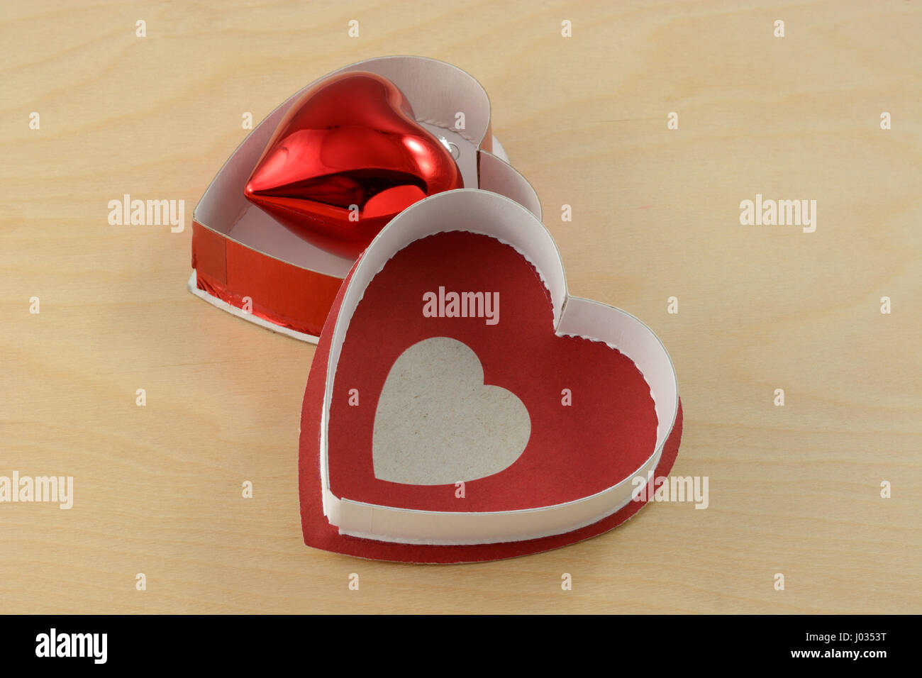 Rote Herzbox Ornament in offene Herzen geformt Stockfoto