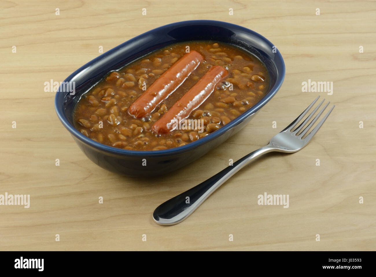 Türkei-Hot-Dog-Würstchen und gebackenen Bohnen in blau Schüssel Stockfoto