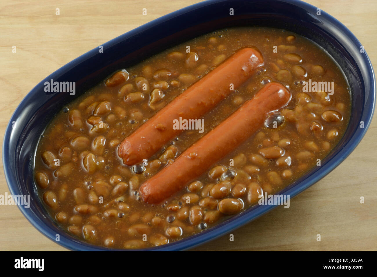 Nahaufnahme der Türkei Hot Dog Würstchen und gebackene Bohnen in blau Schüssel Stockfoto