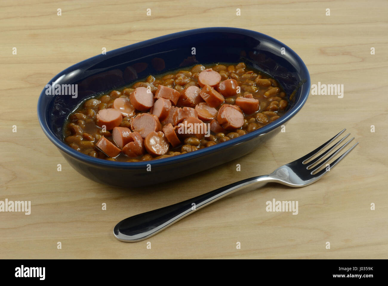 Türkei-Hot-Dog-Würstchen und gebackene Bohnen in blau Schüssel geschnitten Stockfoto