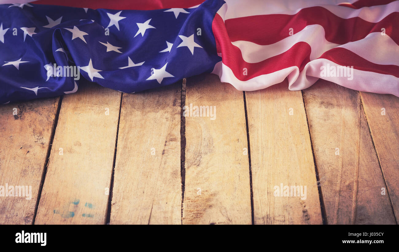 USA-Flagge auf Holzwand Hintergrund und Textur mit Raum Stockfoto