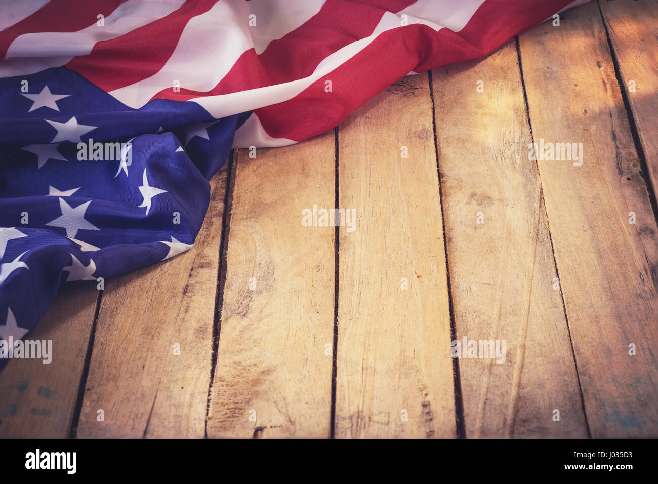 USA-Flagge auf Holzwand Hintergrund und Textur mit Raum Stockfoto