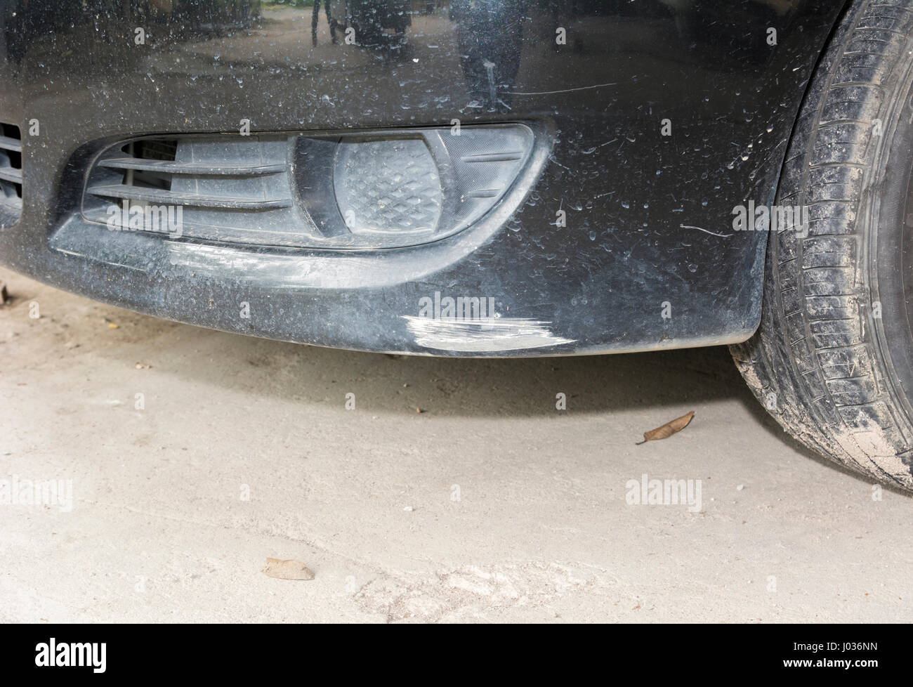 Schwarze vordere Stoßstange Auto mit tiefen Schäden an den Lack zerkratzt  Stockfotografie - Alamy