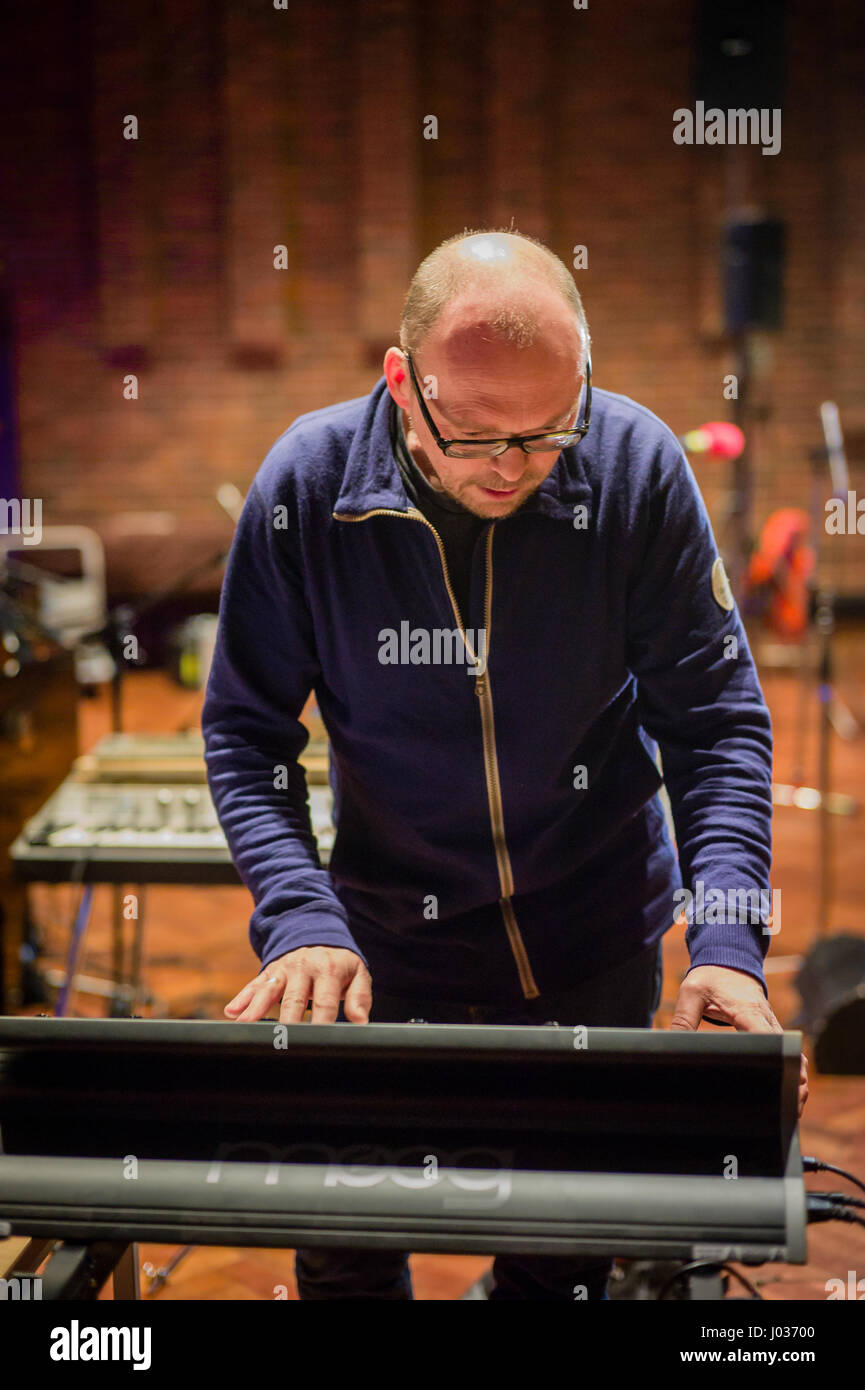 Norwegische painist und elektronischen Keyboard Spieler Brugge Wesseltoft Einrichten seine Ausrüstung für ein solo Konzert in der Turner Sims Konzertsaal Stockfoto