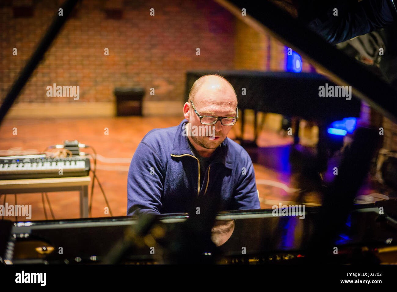 Norwegische painist und elektronischen Keyboard Spieler Brugge Wesseltoft Einrichten seine Ausrüstung für ein solo Konzert in der Turner Sims Konzertsaal Stockfoto
