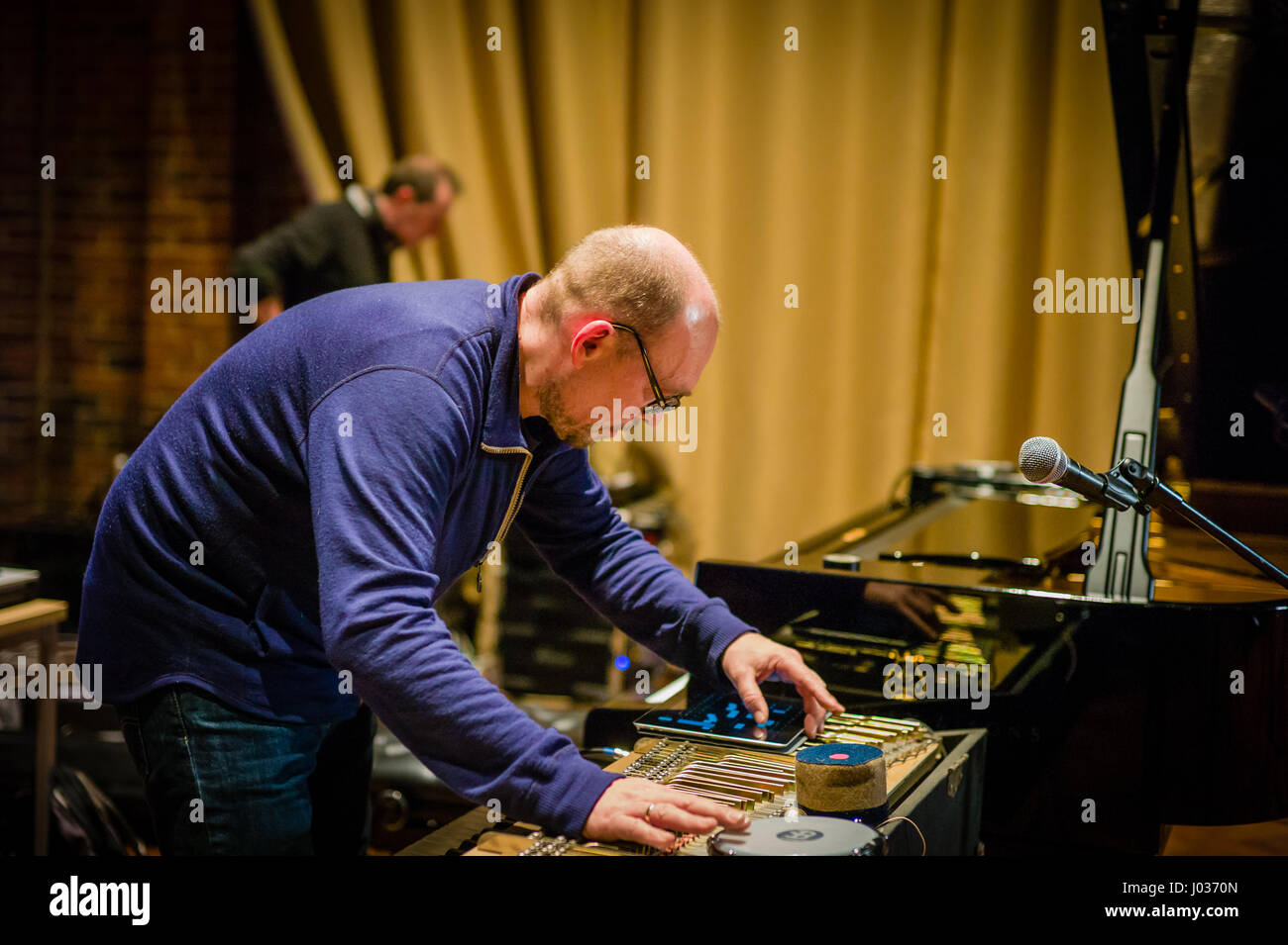 Norwegische painist und elektronischen Keyboard Spieler Brugge Wesseltoft Einrichten seine Ausrüstung für ein solo Konzert in der Turner Sims Konzertsaal Stockfoto