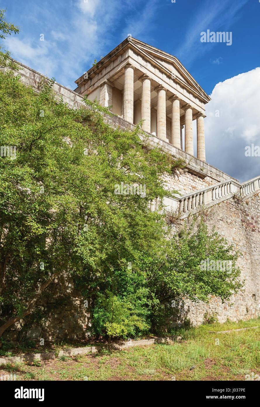 Das neoklassizistische Gerichtsgebäude in Largentiere in der Ardeche-Region von Frankreich sieht aus wie ein Griechenland-Tempel Stockfoto