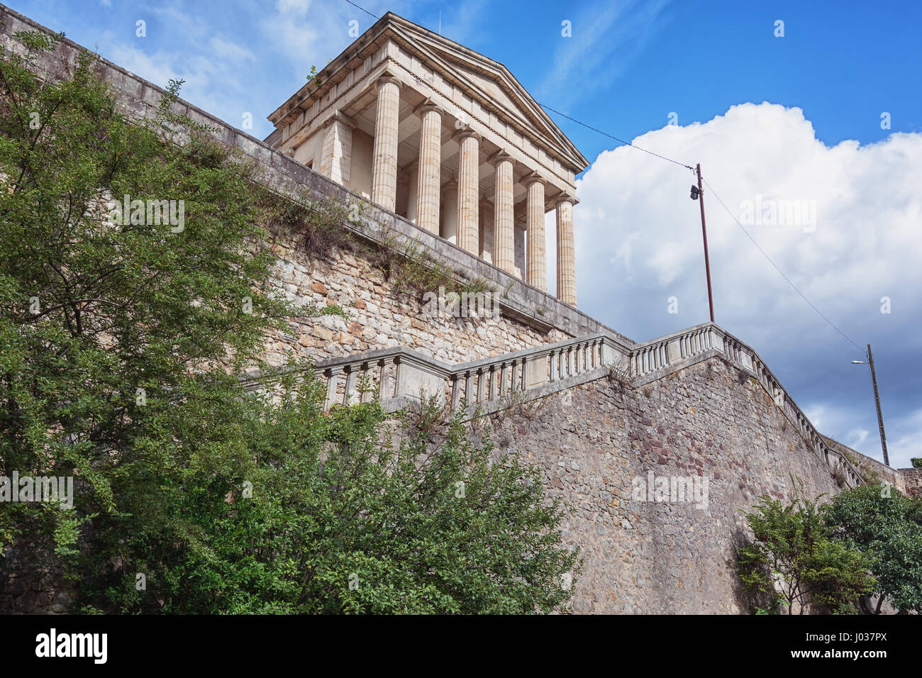 Das neoklassizistische Gerichtsgebäude in Largentiere in der Ardeche-Region von Frankreich sieht aus wie ein Griechenland-Tempel Stockfoto