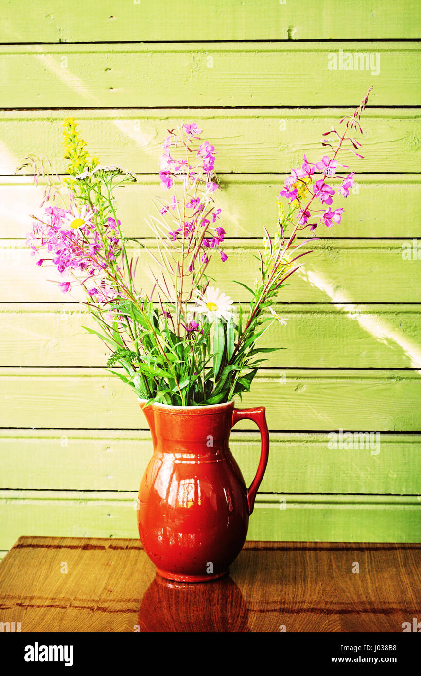 Keramik Krug mit Wildblumen im Innenbereich Stockfoto