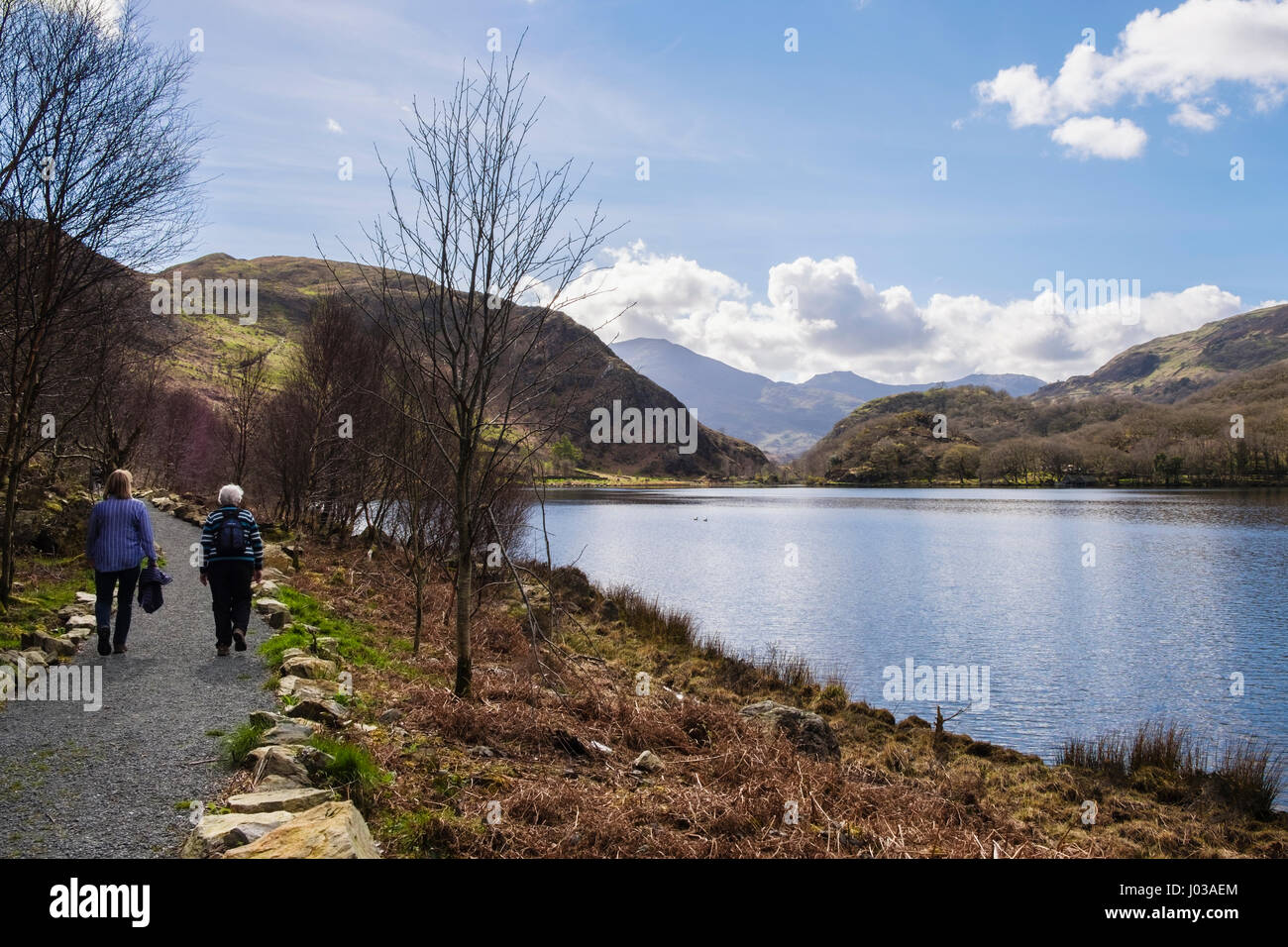 Neue Multi-Use öffentlichen Pfad um Llyn Dinas mit zwei Frauen zu Fuß an einem See in Snowdonia-Nationalpark. Nant Gwynant Gwynedd North Wales UK Stockfoto