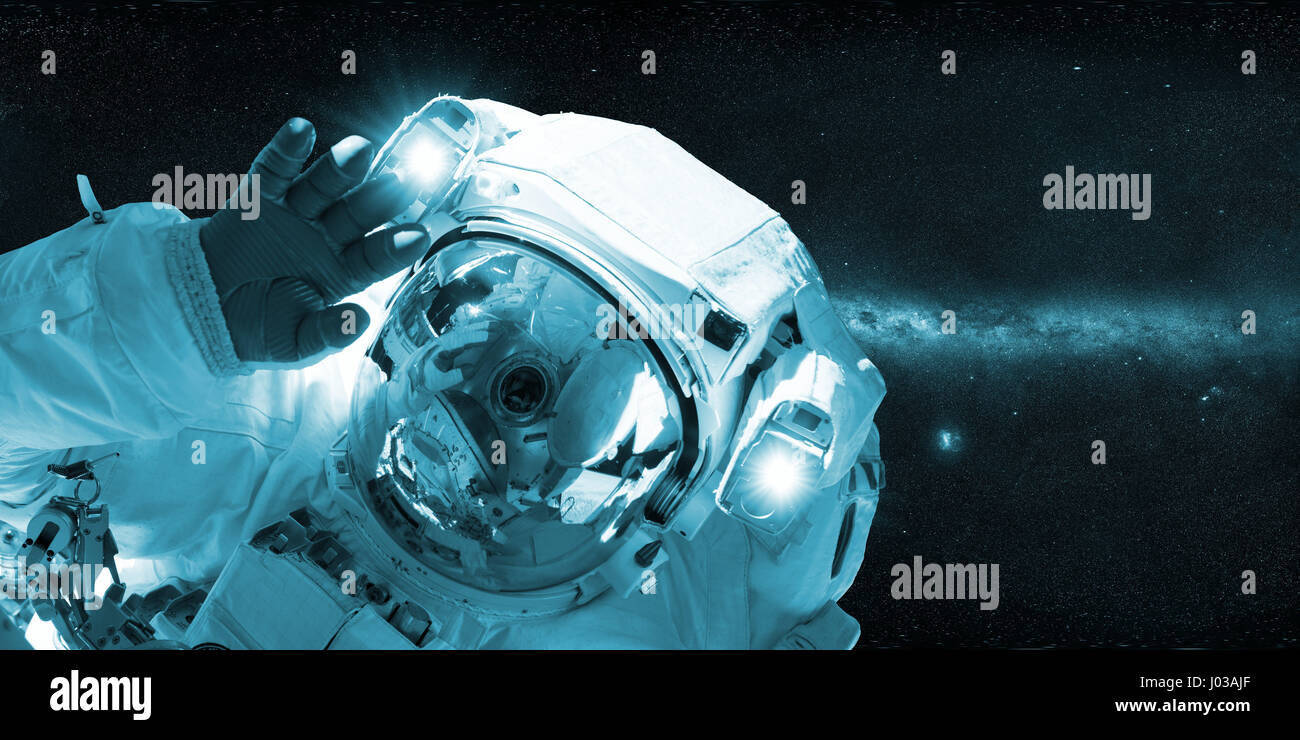 Astronaut vor der Milchstraße winken in die Kamera - in den Farben blau (Elemente des Bildes sind von der NASA eingerichtet) Stockfoto