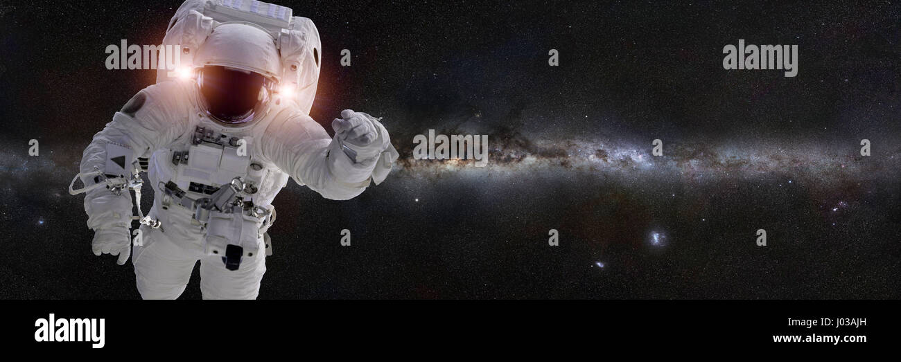 Astronaut vor der Milchstraße (Banner-Format 3 x 1, Elemente des Bildes sind von der NASA eingerichtet) 003 Stockfoto