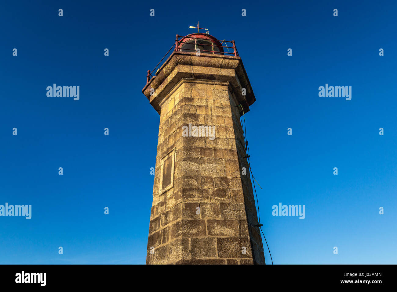 Felgueiras Leuchtturm (Farol de Felgueiras) auf einem Wellenbrecher von Foz Douro Bezirk von Porto Stadt, zweitgrößte Stadt in Portugal Stockfoto