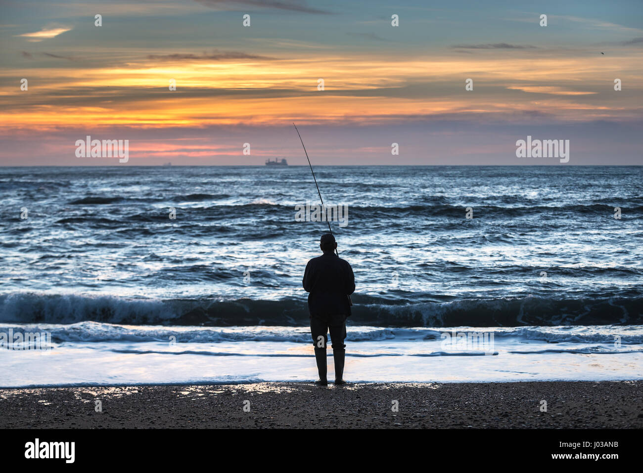 Abend Angeln vom Strand in Foz Douro Bezirk von Porto Stadt, zweitgrößte Stadt in Portugal Stockfoto