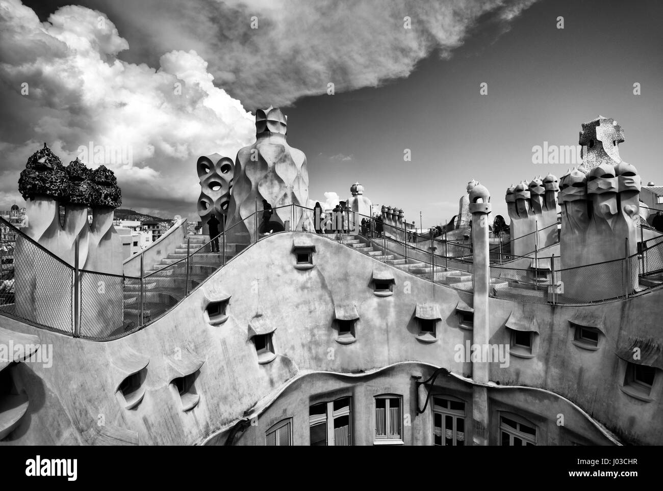 Schornsteine auf dem Dach der Casa Mila (La Pedrera) von Gaudi, Barcelona-Spanien Stockfoto