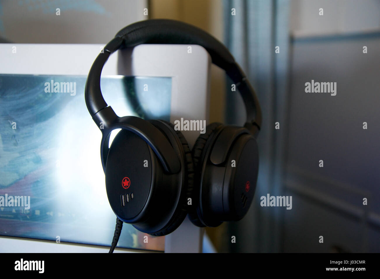 TORONTO, Kanada - 21. Januar 2017: Air Canada Business Class Sitz in ein Air Canada Airbus A330 auf dem Weg von München nach Toronto. Einen Film auf der persönlichen Inflight-Entertainment mit Noise cancelling-Kopfhörer Stockfoto