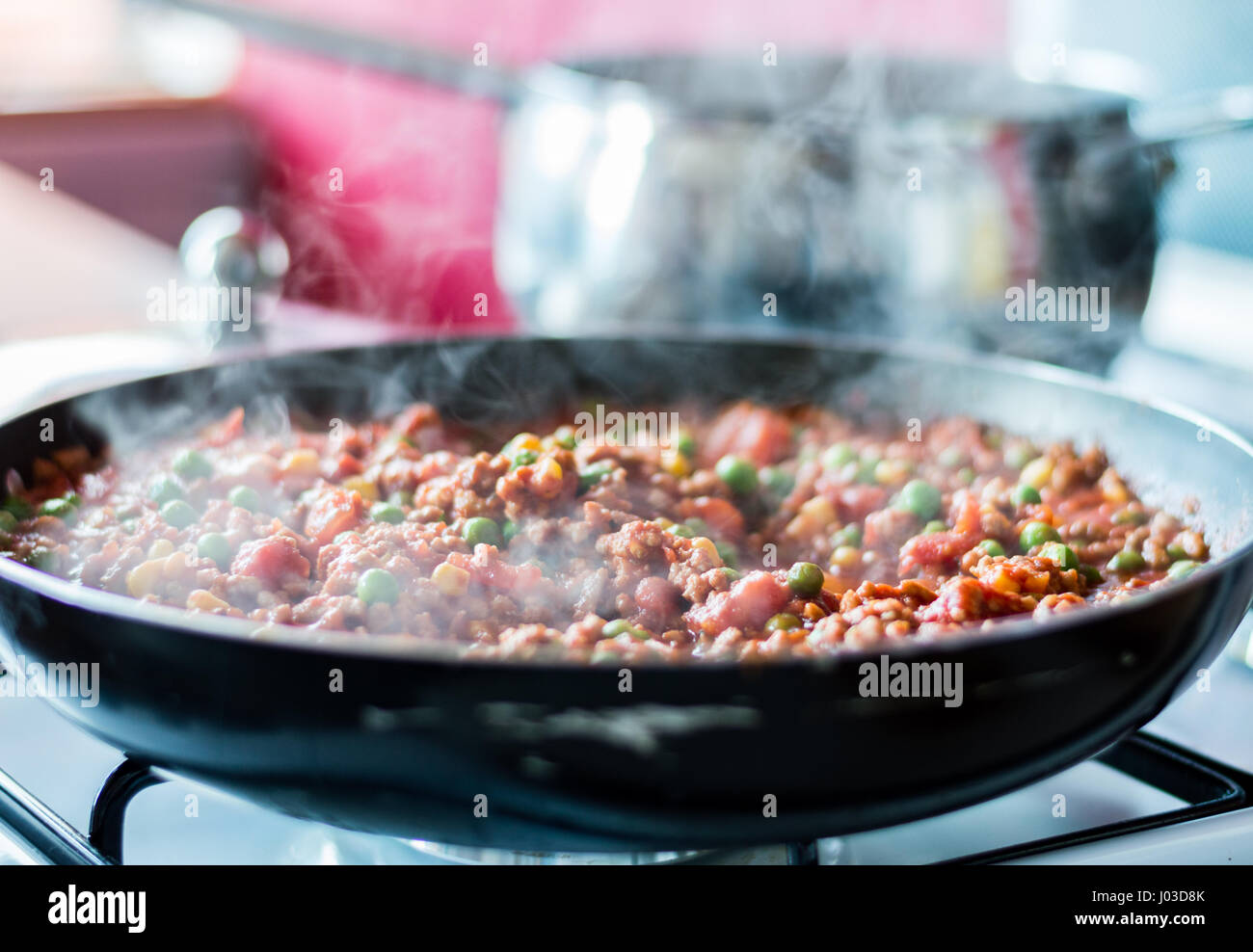 Hackfleisch mit Gemüse braten und Bolognese Stockfoto