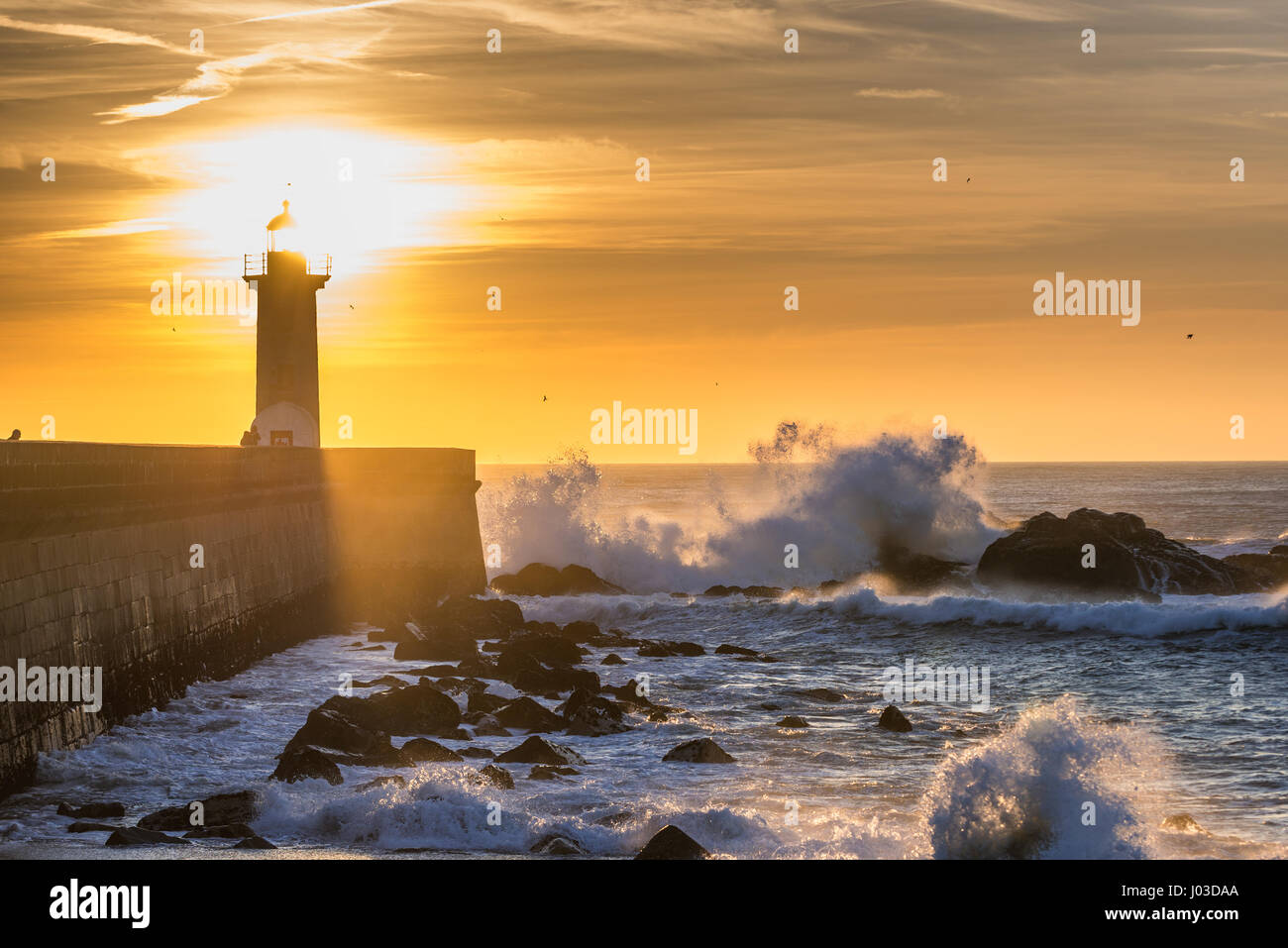 Malerischen Sonnenuntergang über dem Atlantik. Ansicht mit Felgueiras Leuchtturm in Foz Douro Bezirk von Porto Stadt, zweitgrößte Stadt in Portugal Stockfoto