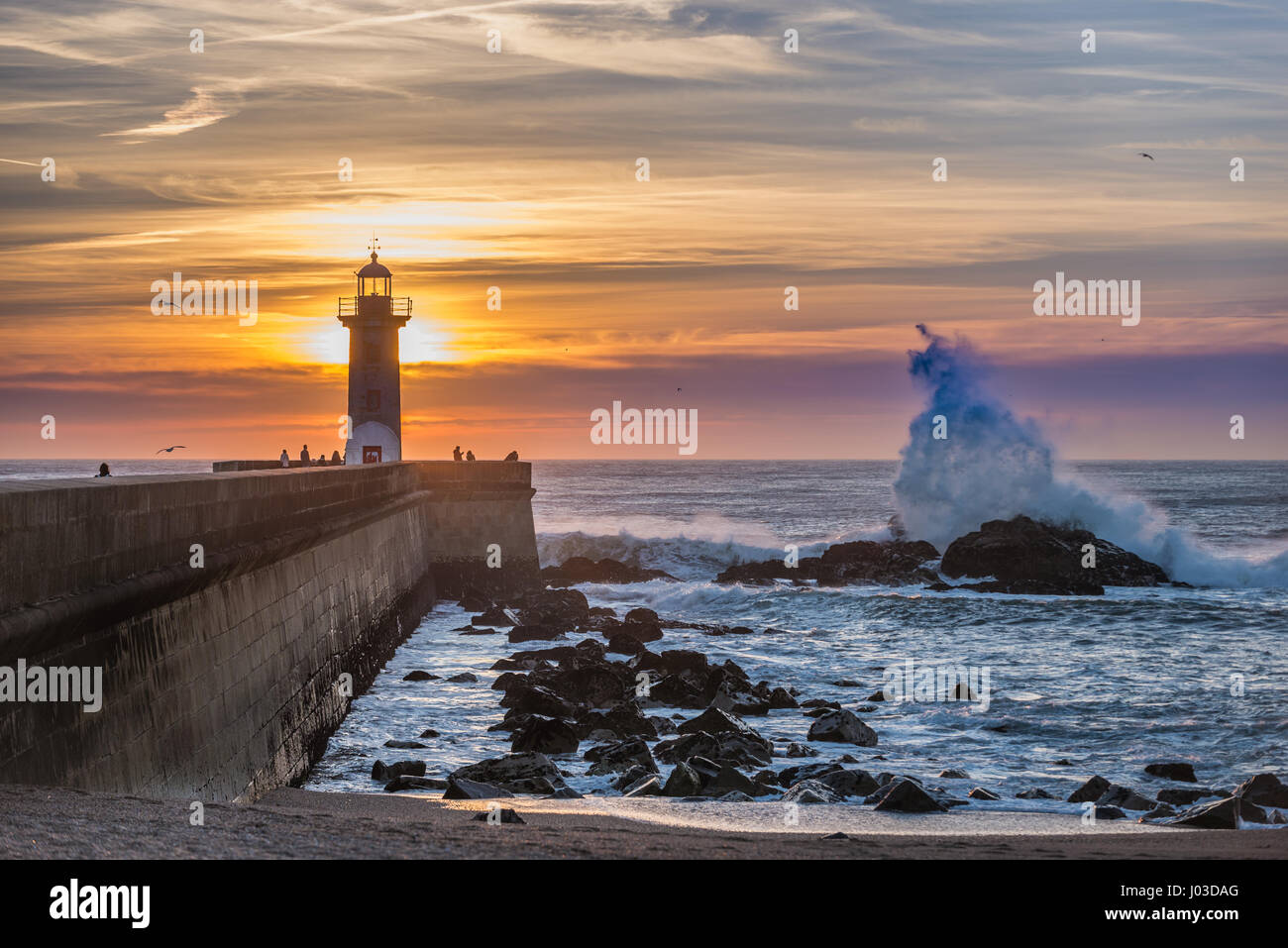 Blick auf Leuchtturm Felgueiras und Atlantischen Ozean Wellen, die auf Felsen in Foz Douro Bezirk von Porto Stadt, zweitgrößte Stadt in Portugal Stockfoto