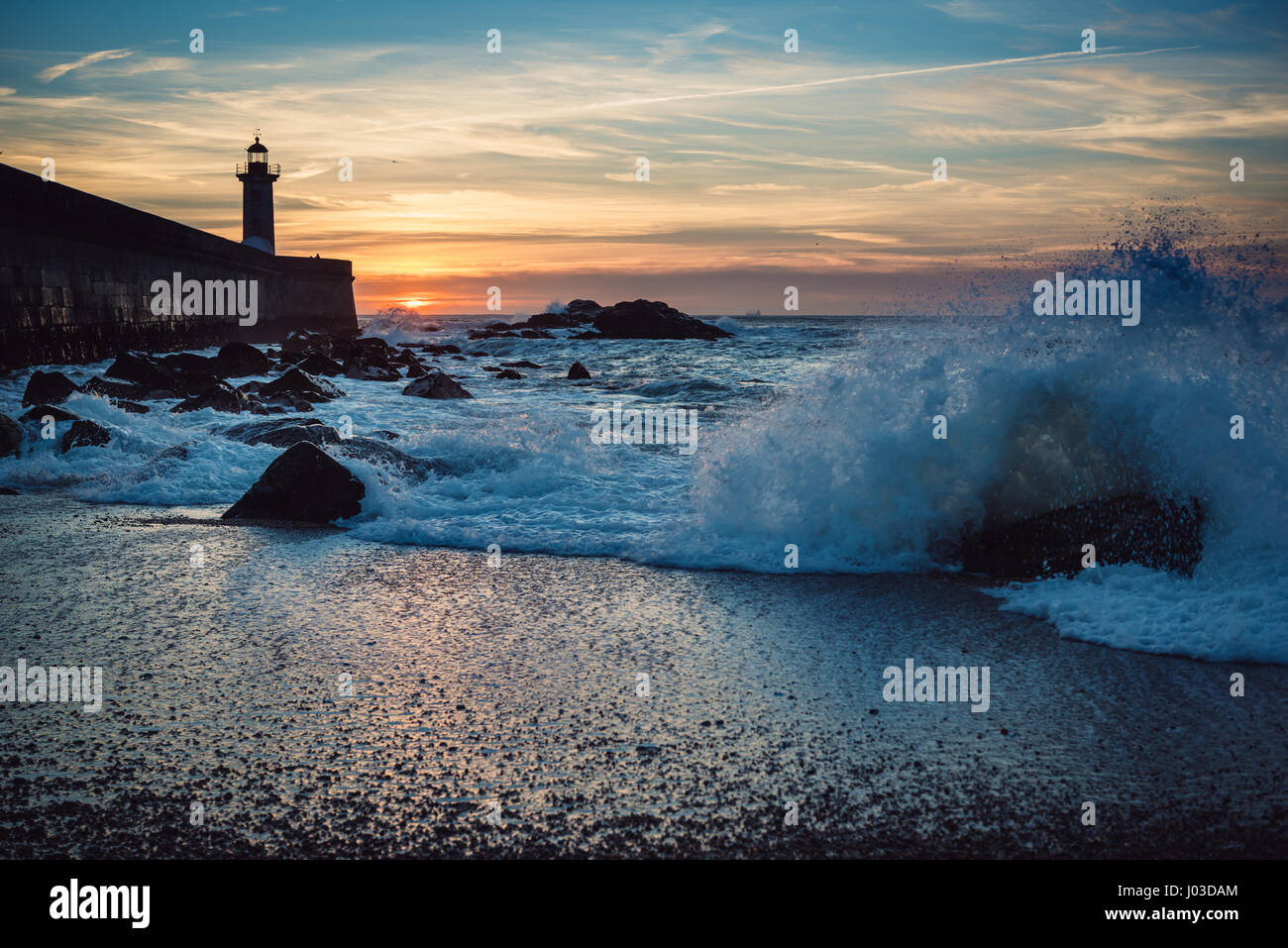 Blick vom Carneiro Strand auf einem Leuchtturm Felgueiras während des Sonnenuntergangs über Atlantik in Foz Do Douro Bezirk von Porto Stadt, Portugal Stockfoto