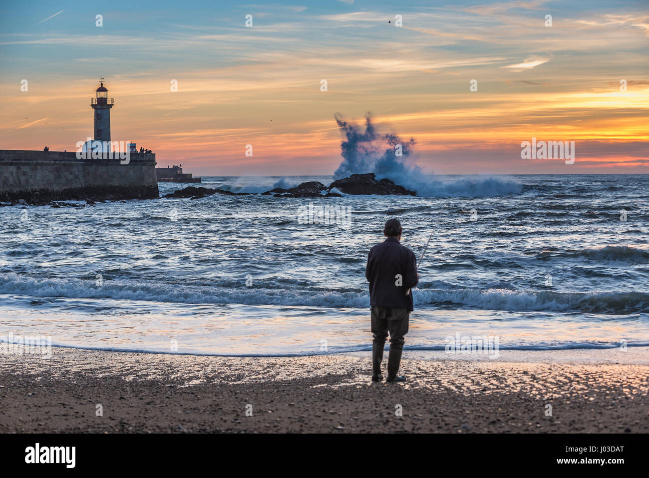 Mann Angeln vom Strand in Foz Douro Bezirk von Porto Stadt, zweitgrößte Stadt in Portugal Stockfoto