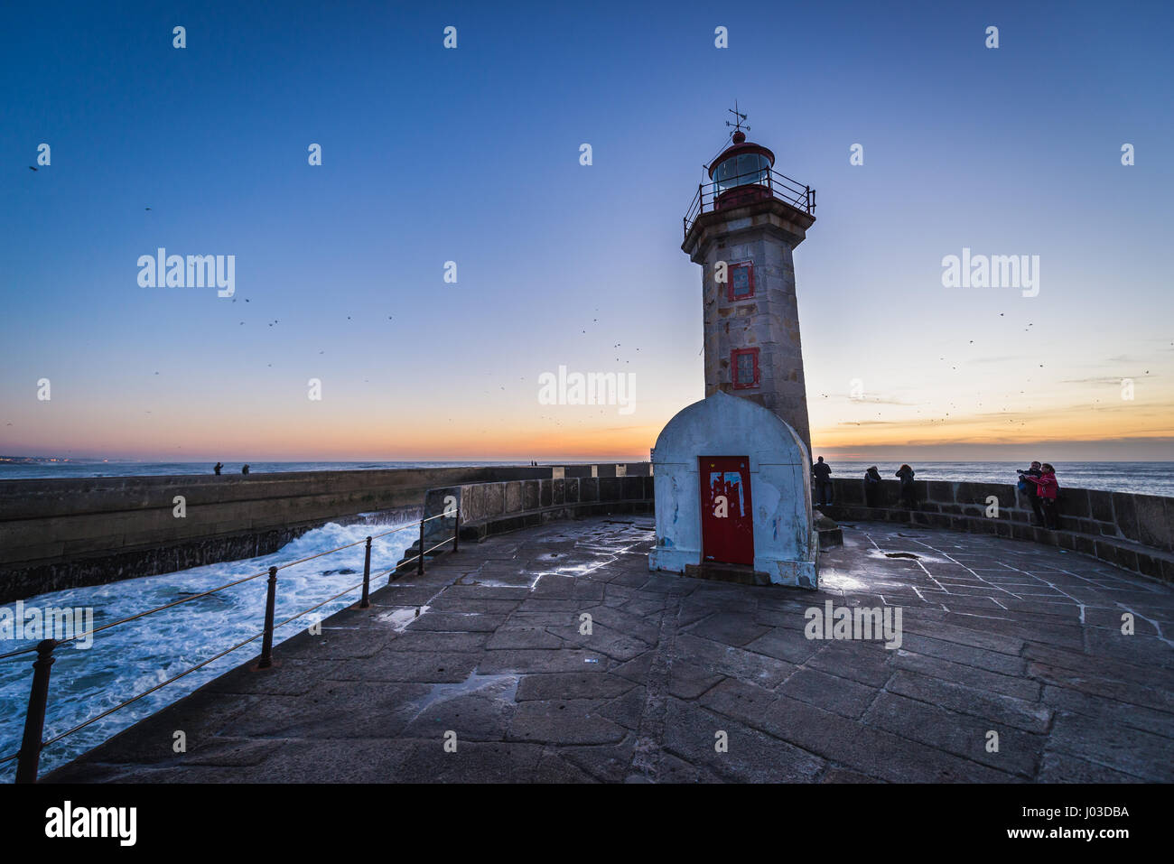 Sonnenuntergang über dem Atlantik. Ansicht mit Felgueiras Leuchtturm (Farol de Felgueiras) auf einem Wellenbrecher von Foz Douro Bezirk von Porto Stadt, zweiten großen Stockfoto