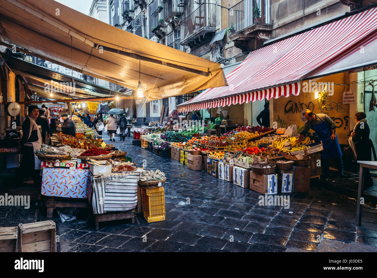 Gemüse und Früchte für den Verkauf auf alten Fischmarkt La Pescheria in Catania Stadt, östlich der Insel Sizilien, Italien genannt Stockfoto