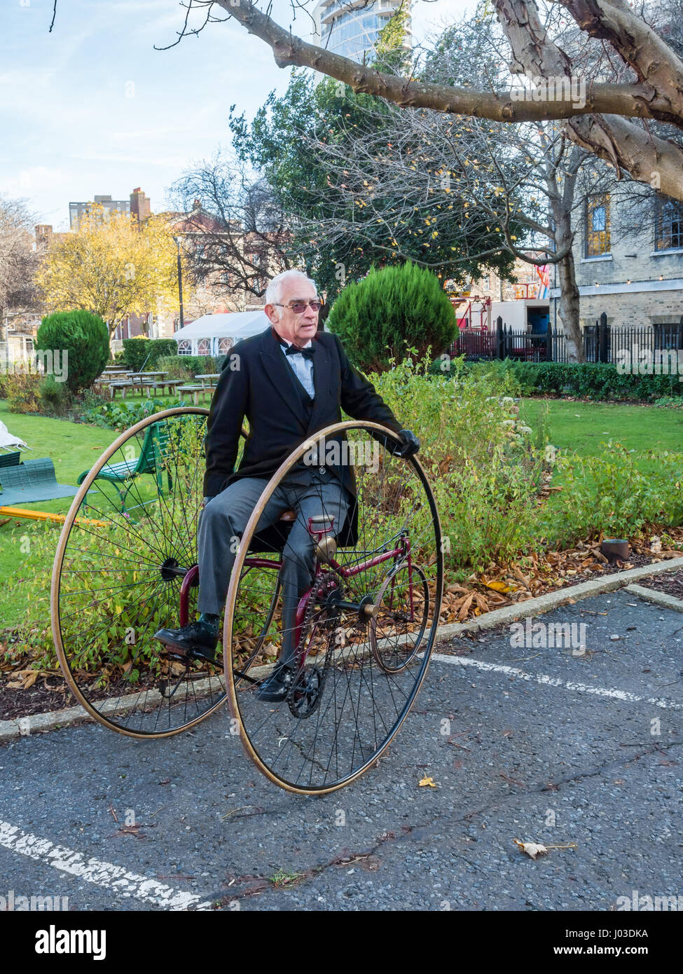 Herr Reiten ein viktorianisches Dreirad bei Portsmouth viktorianischen Festival von Weihnachten 2016 Stockfoto